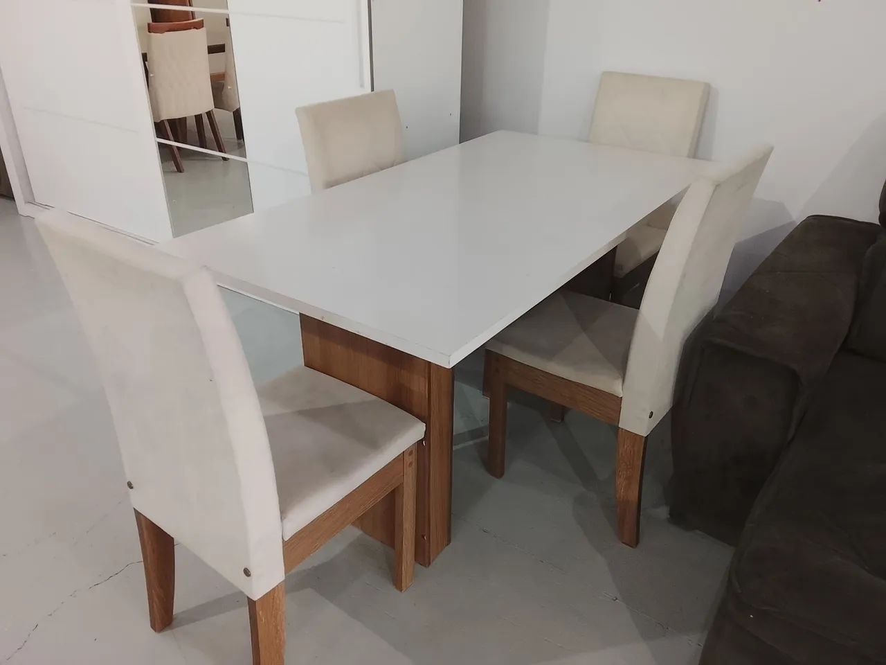 Mesa com 4 cadeiras 