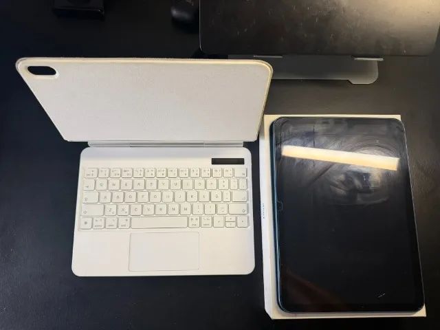 iPad 10ª Geração 256GB Wi-Fi Azul + Teclado e Caixa