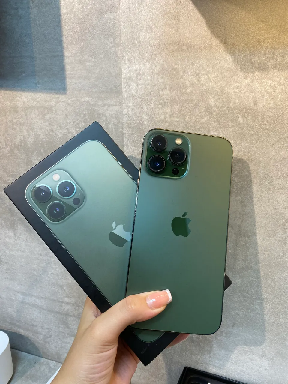 iPhone 13promax 256GB　SIMロックなし　グリーン IPHONE 13 PRO MAX 256GB VERDE SEMI NOVO - Celulares e Smartphones