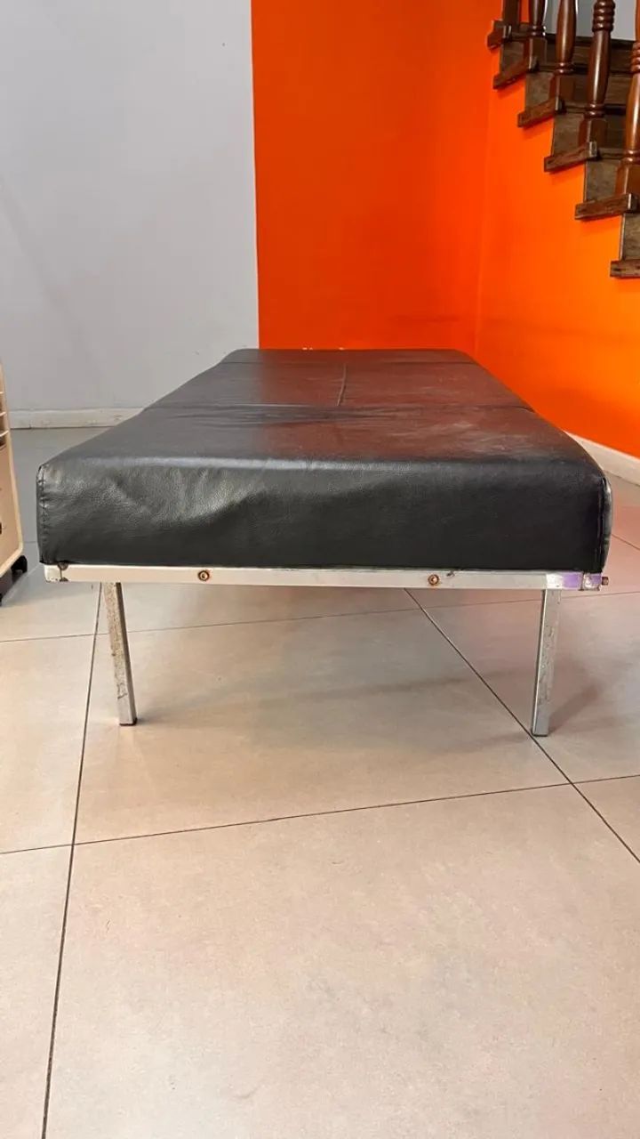 Banco antigo estilo modernista estofado couro preto  - Foto 2