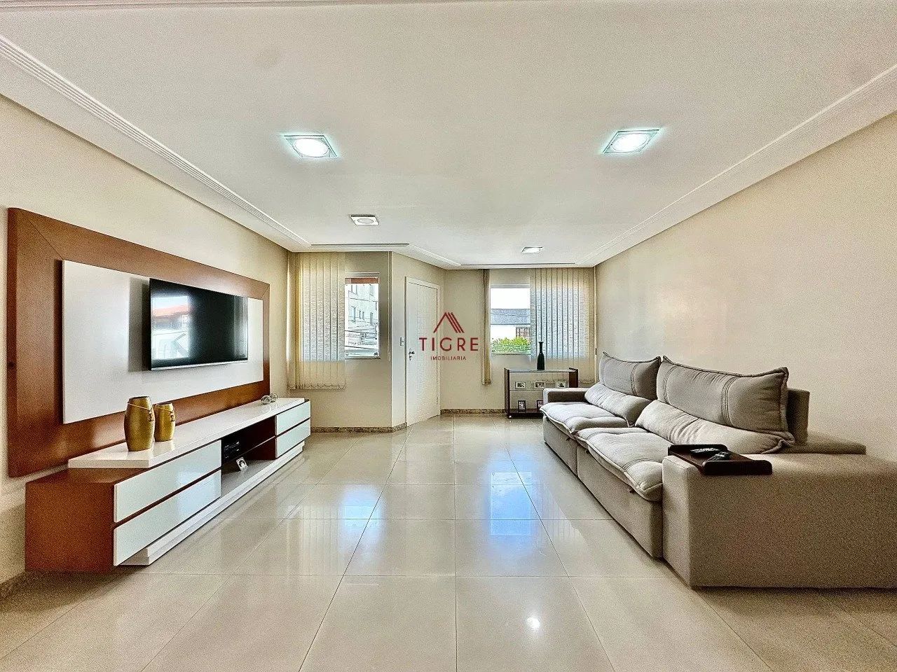 Casa com 3 Quartos à Venda, 173m² - Foto 2