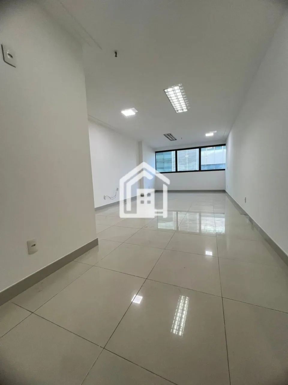 Sala comercial no Hangar, Paralela.