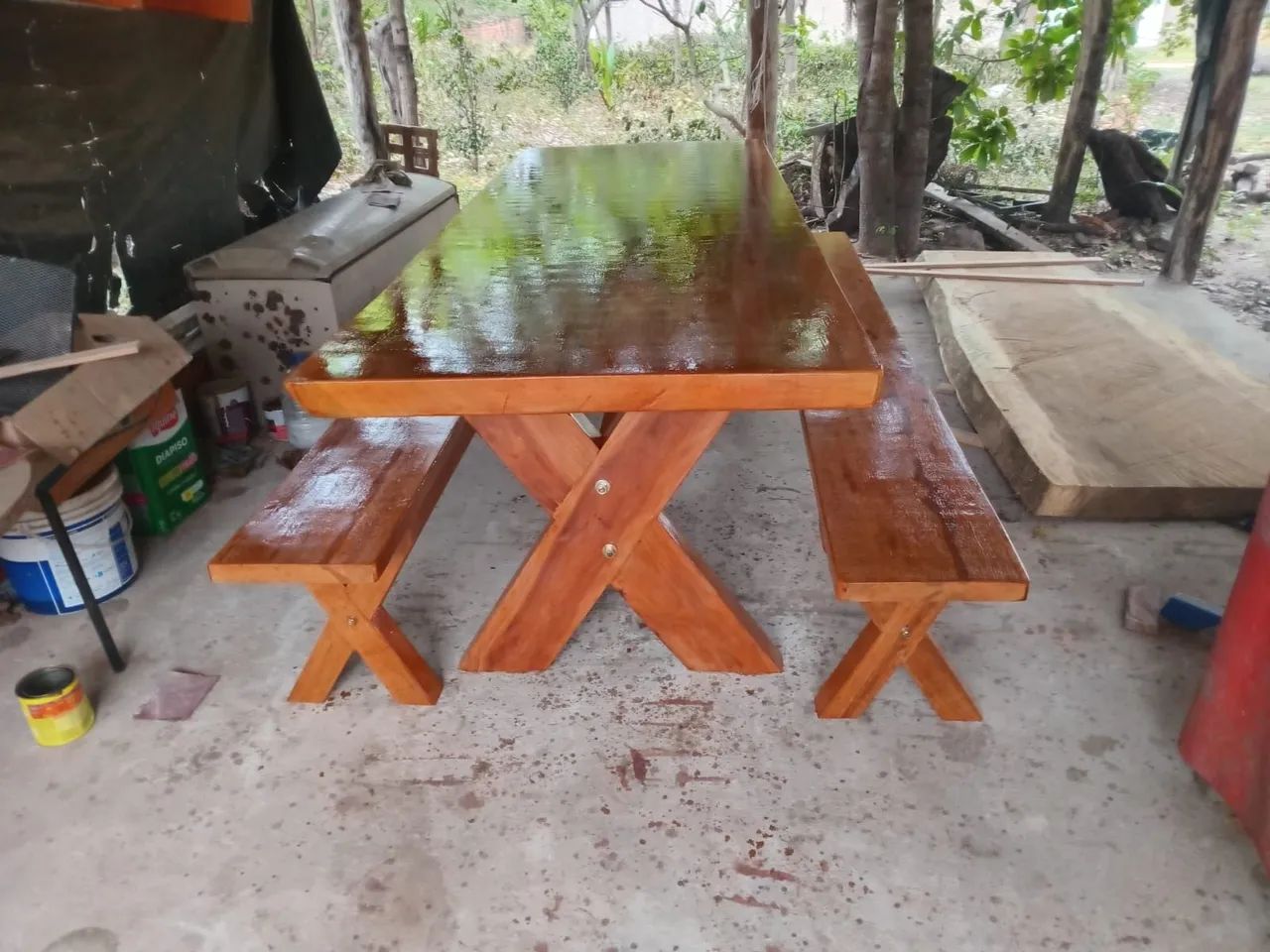 Mesa rustica com dois bancos