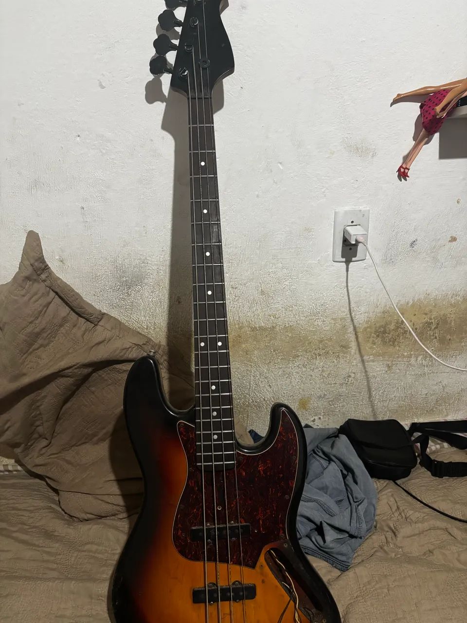 Vende guitarra e baixo 