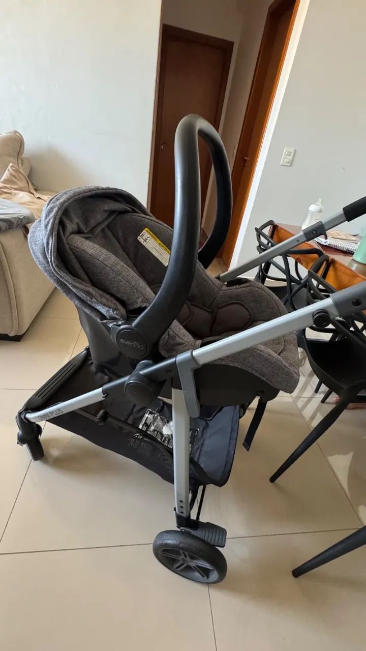 Carrinho de bebê com bebê conforto e base para carro  - Foto 3