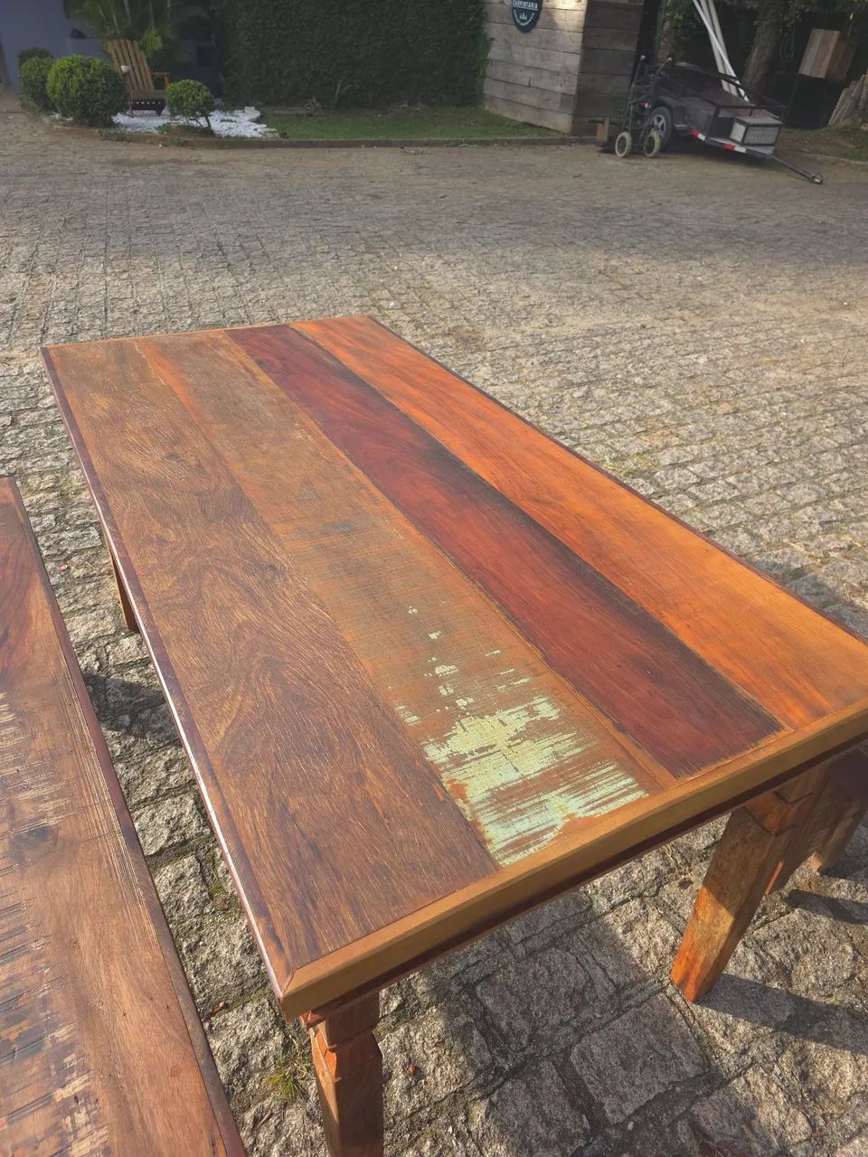 Mesa rustica em madeira demolição com 2 bancos
