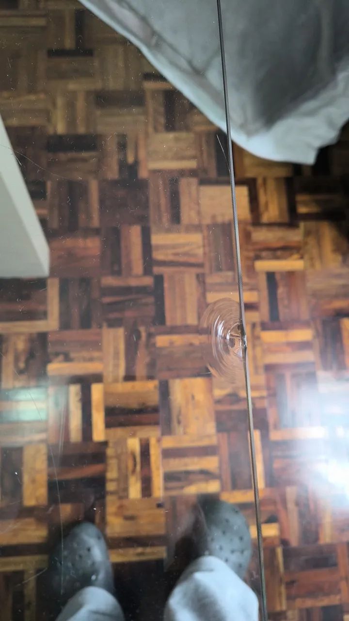 Mesa vidro com 4 cadeiras madeira  - Foto 4