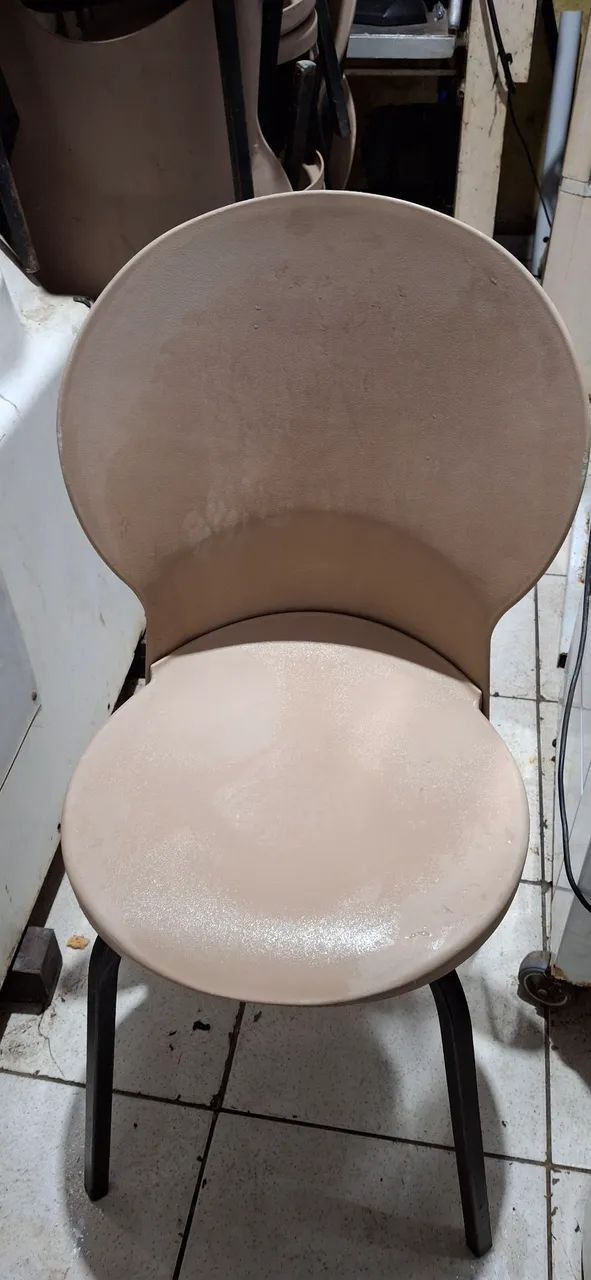 CADEIRAS DE PLÁSTICO COM AS PERNAS DE FERRO  - Foto 2