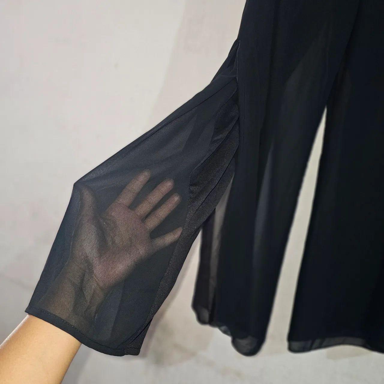 calça pantalona preta com sobreposição m M arkitect usado - Foto 4