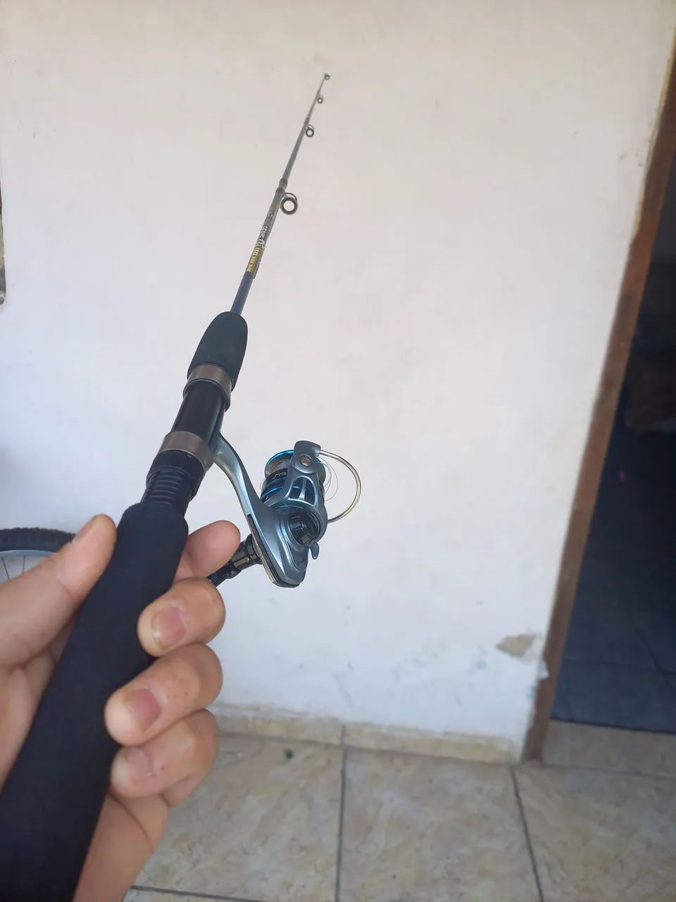 Vara de pesca com molinete quase nova  - Foto 2