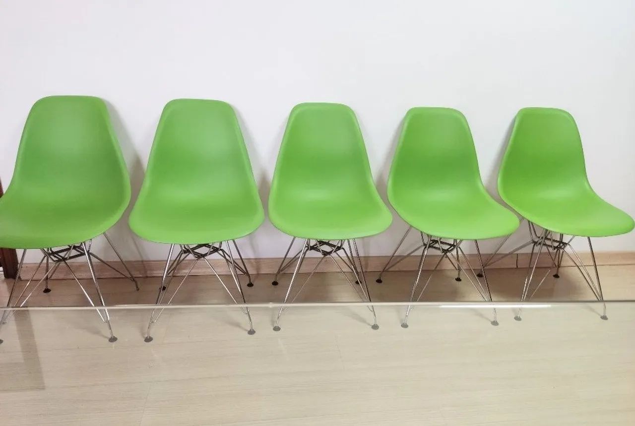 CADEIRA VERDE EAMES EIFFEL - CONJUNTO COM 5 CADEIRAS - OPORTUNIDADE<br> - Foto 2