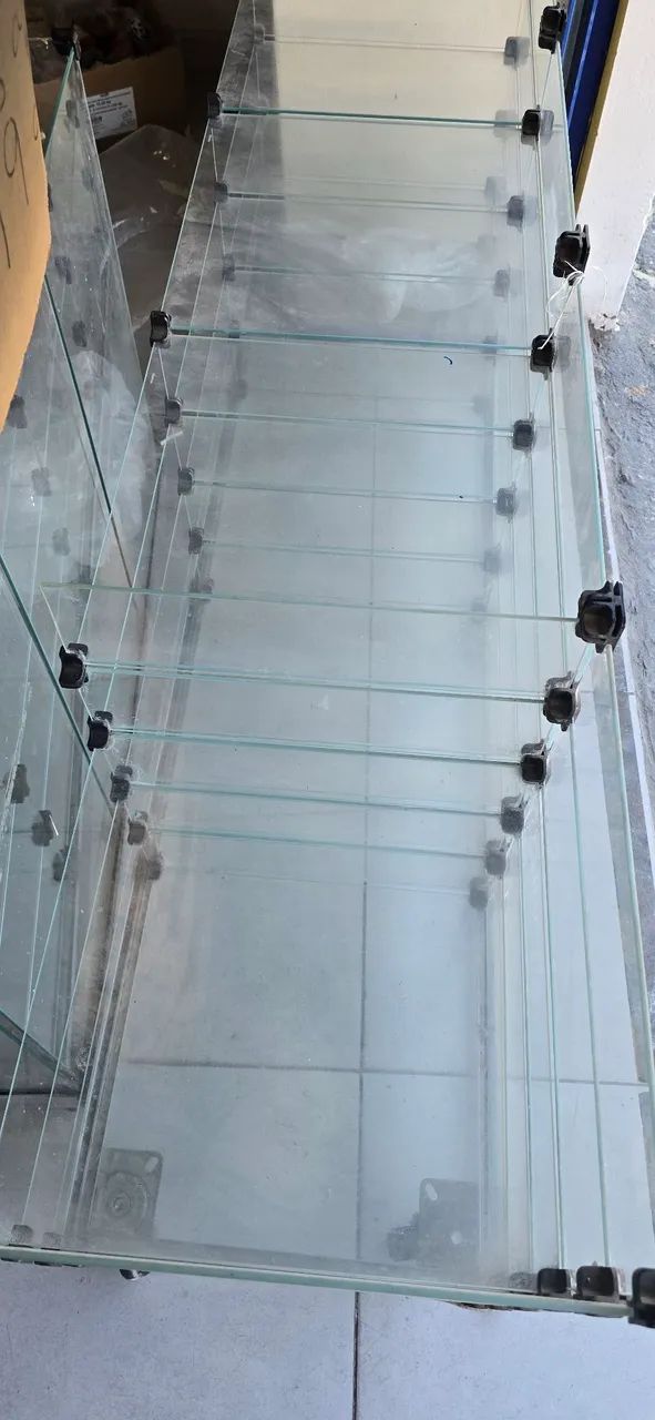 Vitrine vidro base alumínio com rodinhas - Foto 2
