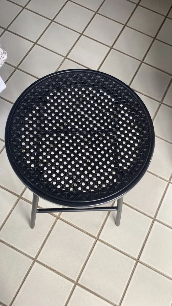 Banquinho / Banqueta Alta Redonda de Plástico e Ferro - Foto 2