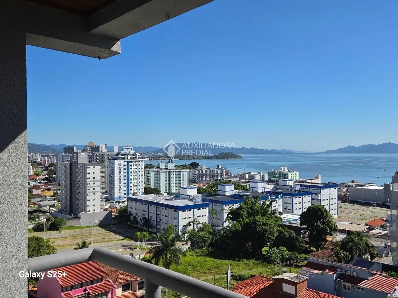 Apto 3 dormitórios com uma suite Vista Mar em Barreiros