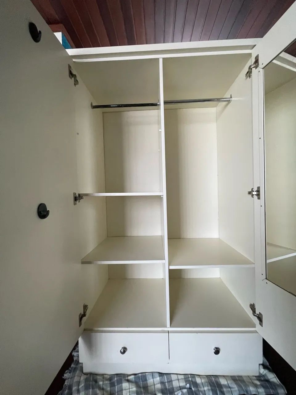 Armário espaçoso com espelho interno  - Foto 3