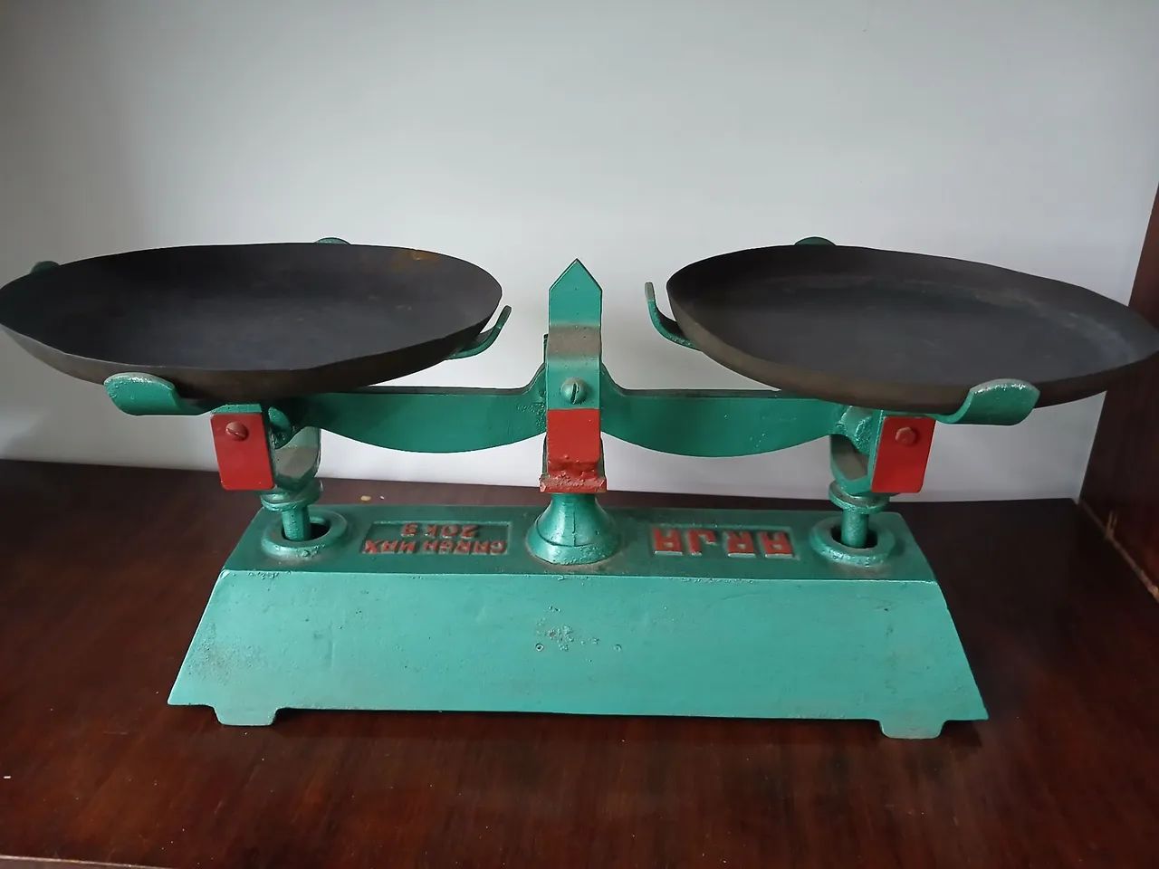 Balança antiga de 2 pratos e 20Kg - Foto 3