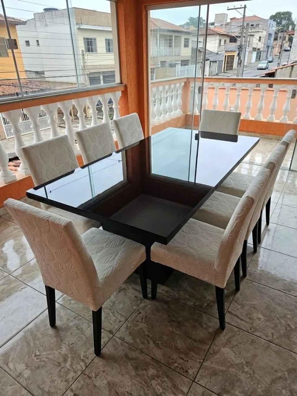 Mesa de jantar com 8 cadeiras estofadas. 