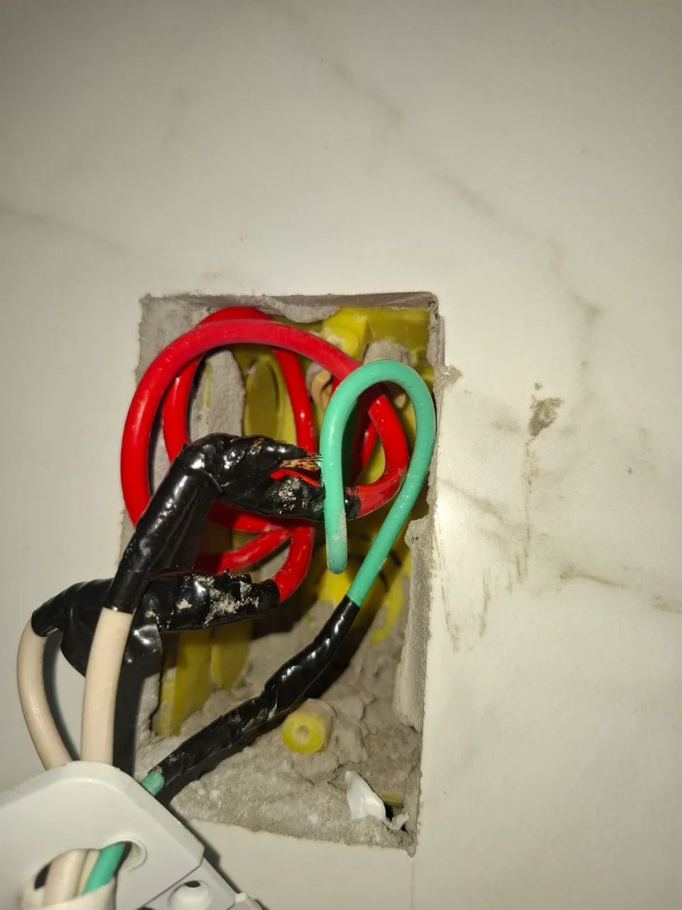 Eletricista 24 horas atendo Cuiabá e Várzea Grande  e Região 