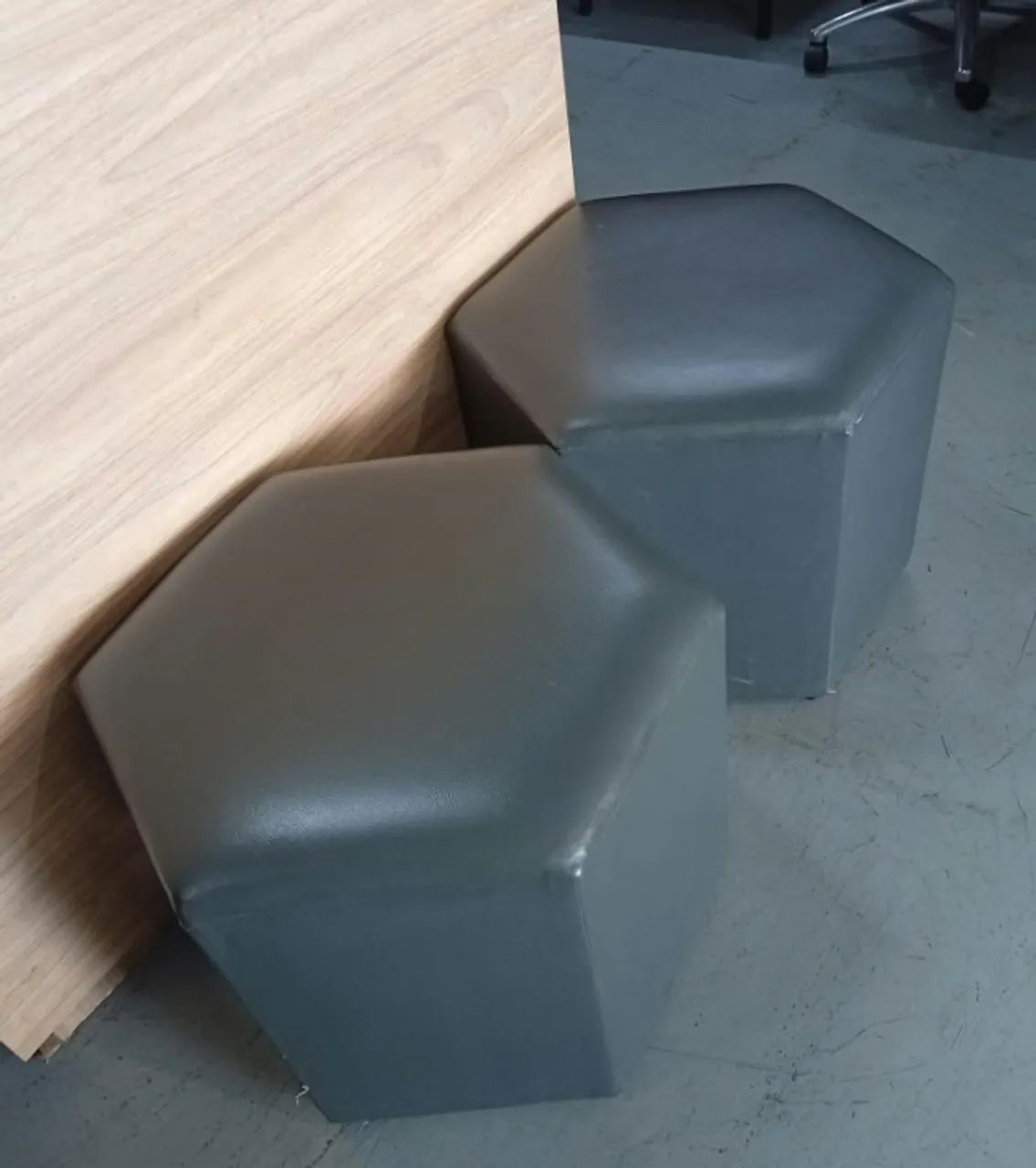 Puff hexagonal (chumbo) para escritório - Foto 4
