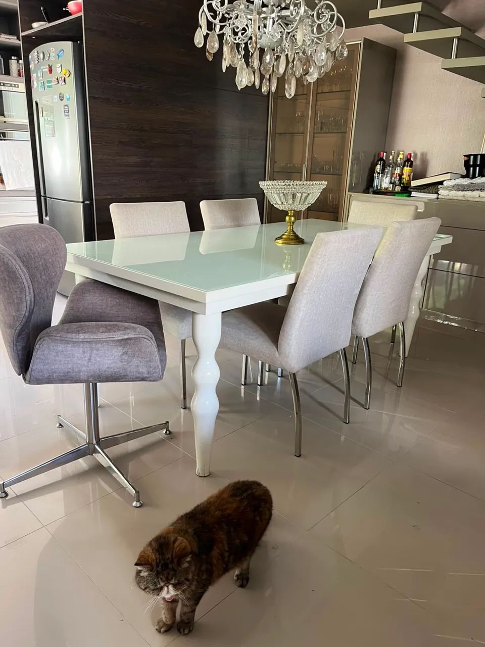 Mesa de jantar com 6 cadeiras (5 cadeiras estofadas e uma poltrona) - Foto 3