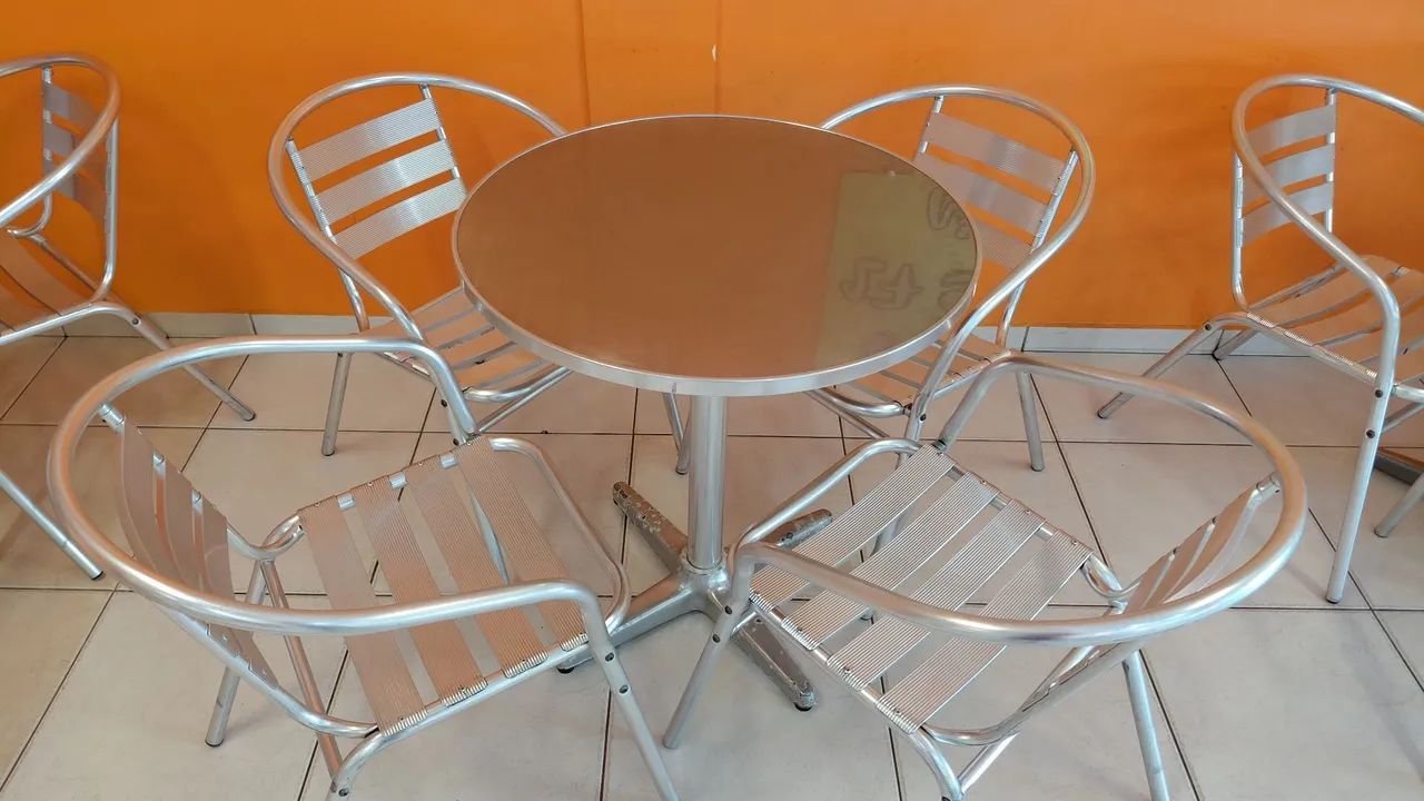 Jogo de mesa com 4 cadeiras de alumínio 