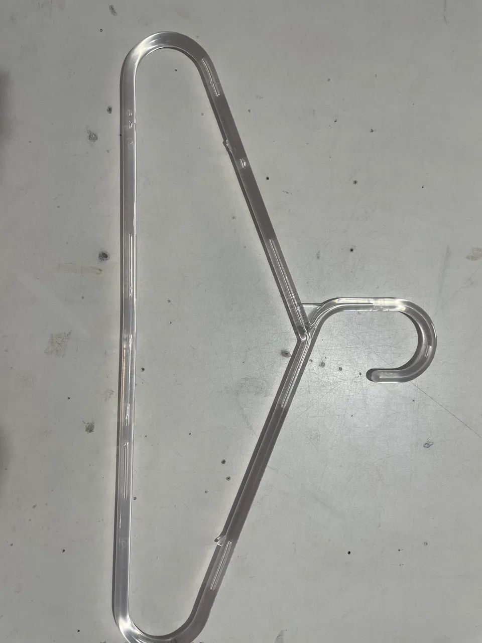 Cabides acrílico transparente, plástico preto, metal, presilha. - Foto 4