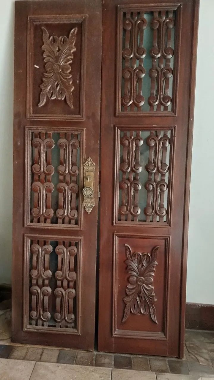 Porta de madeira nobre