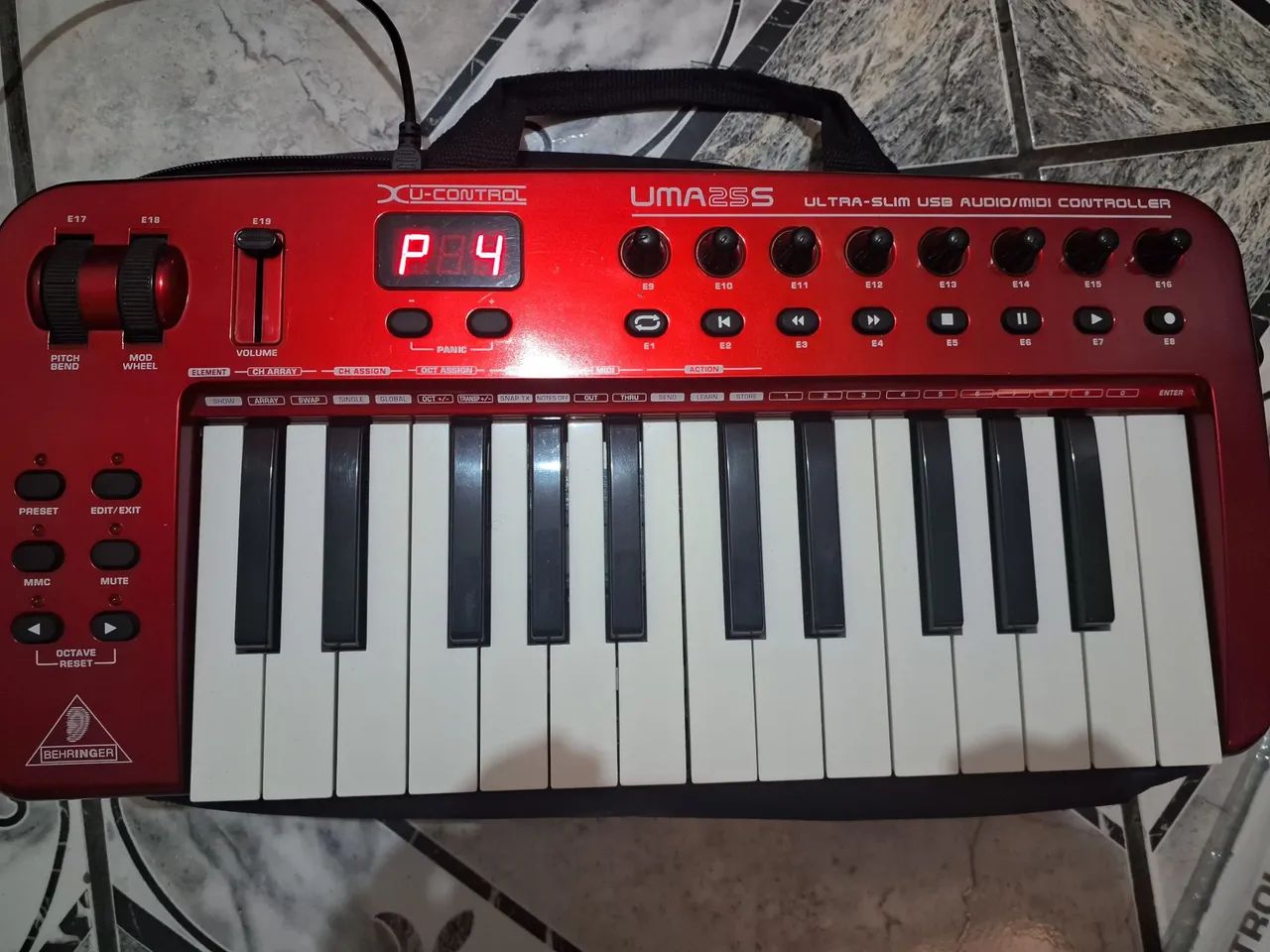Controlador Behringer UMA25S