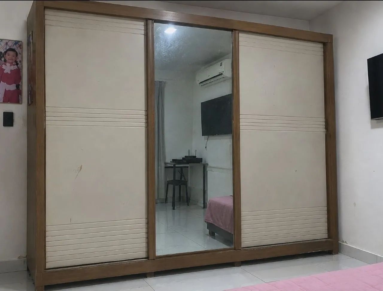 Guarda- roupa 3 portas de correr. Com espaço  e em bom estado de uso. - Foto 4
