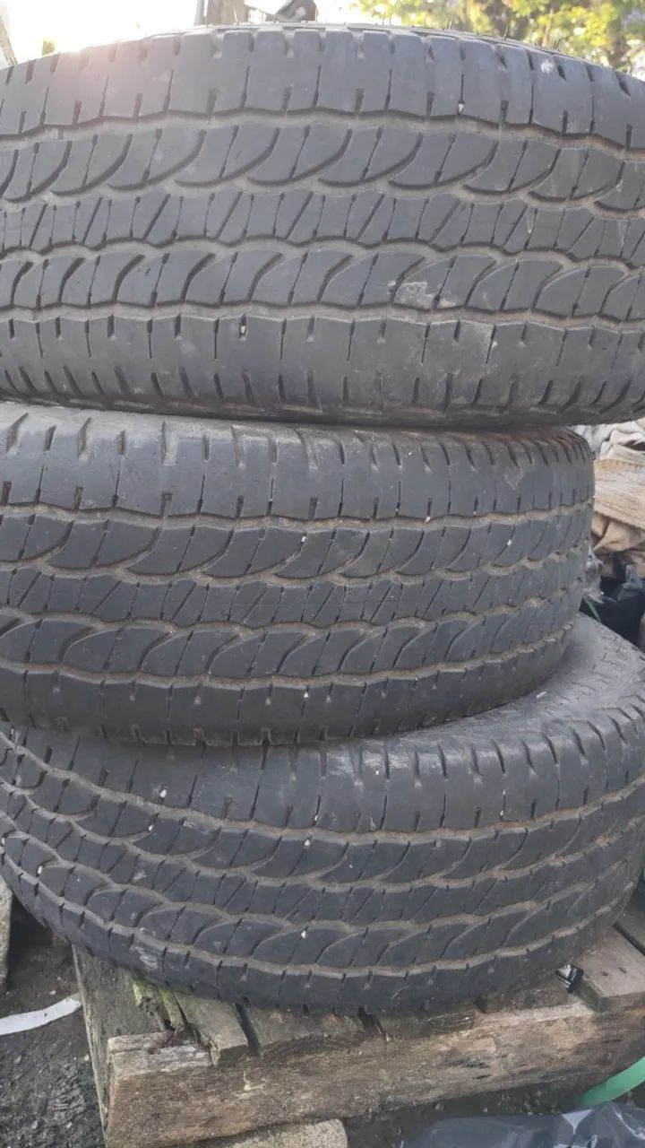 O pneu Michelin LTX Force 265/65 R17 112H é um pneu de uso misto (All-Terrain) 