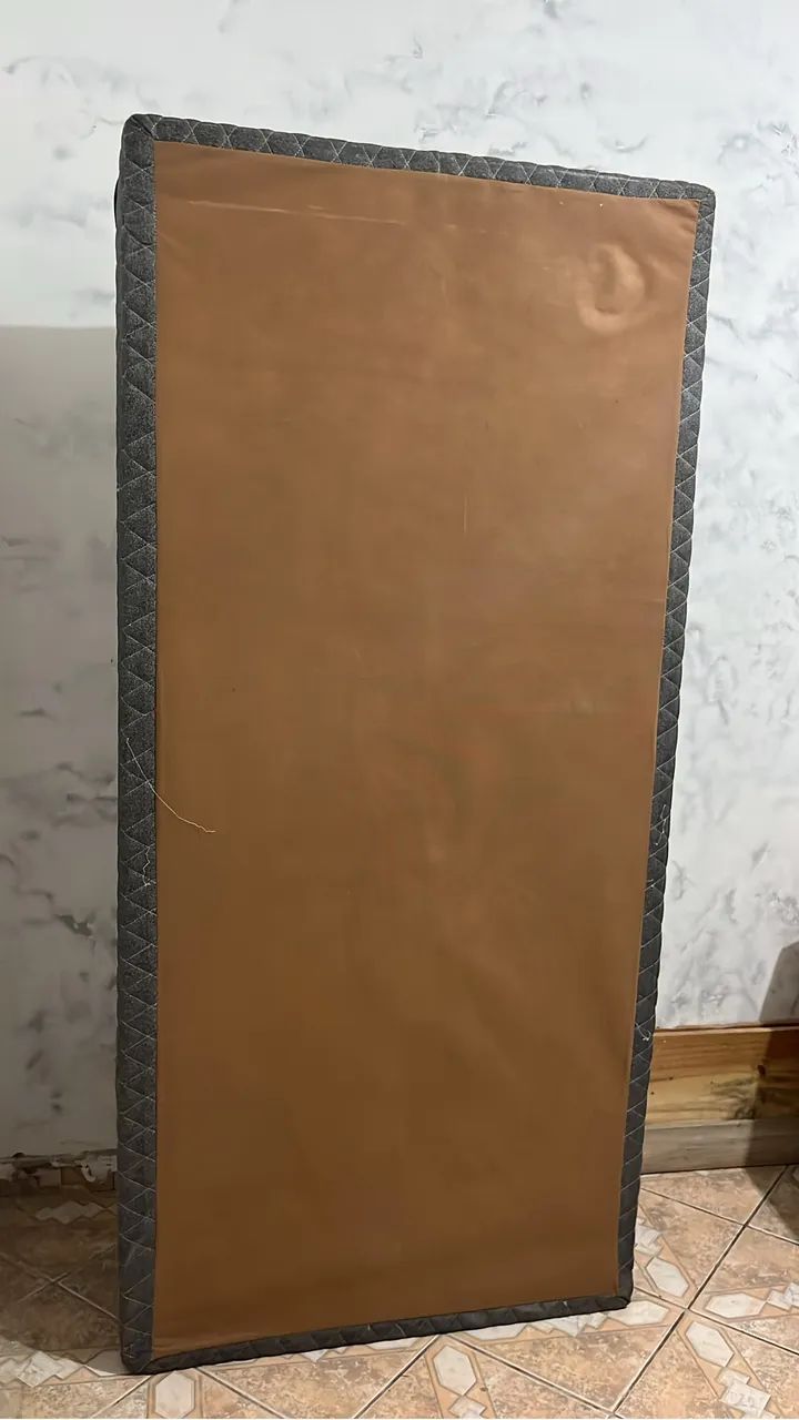 Vendo base de cama em ótimo estado de conservação 