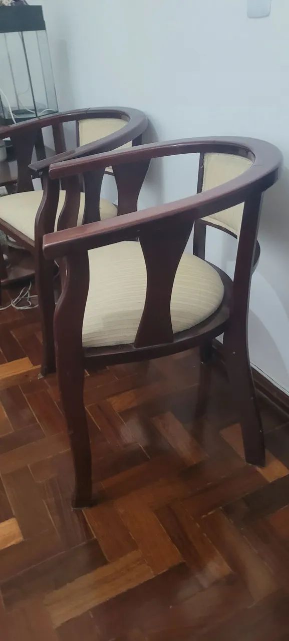 2 CADEIRAS DE MADEIRA COM BRAÇOS - ESTILO CLÁSSICO - Foto 2