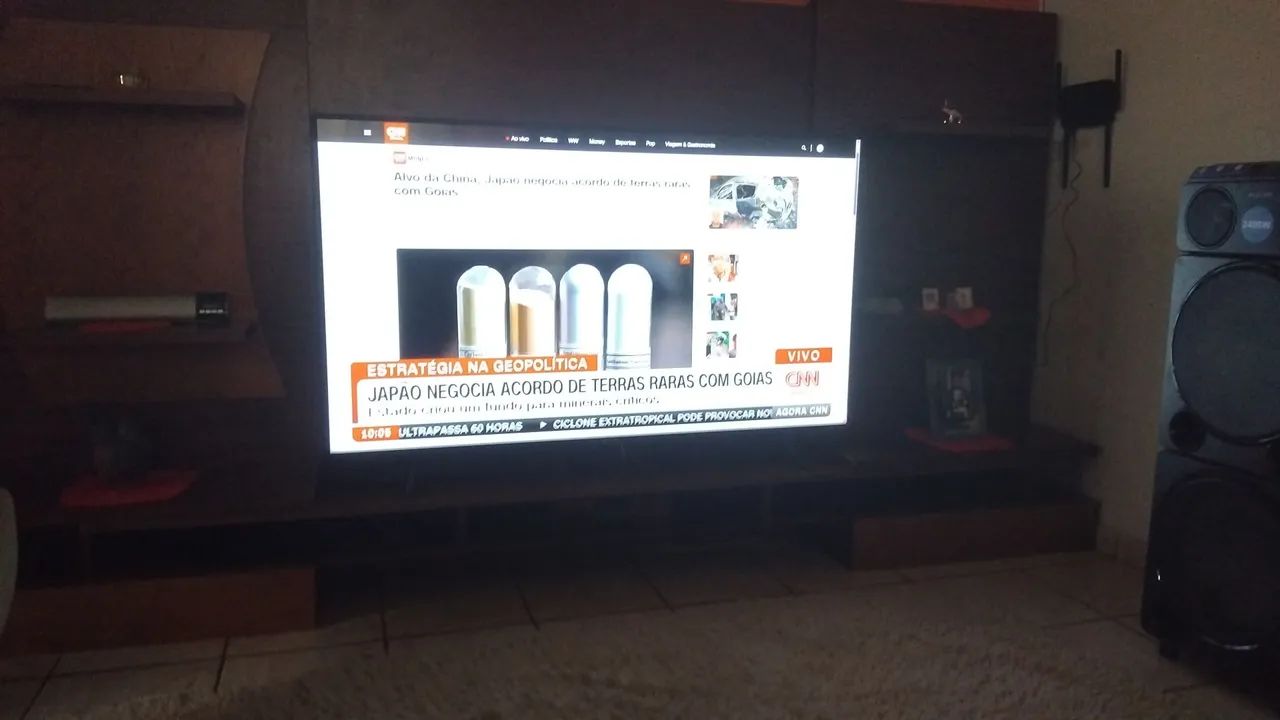 Vende-se uma TV semi nova de 65 polegadas  4k cristal Samsung  - Foto 3