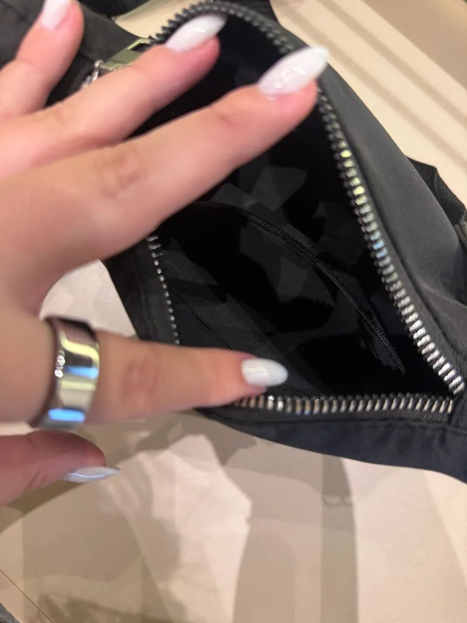 Bolsa preta com mini bolsa  - Foto 5