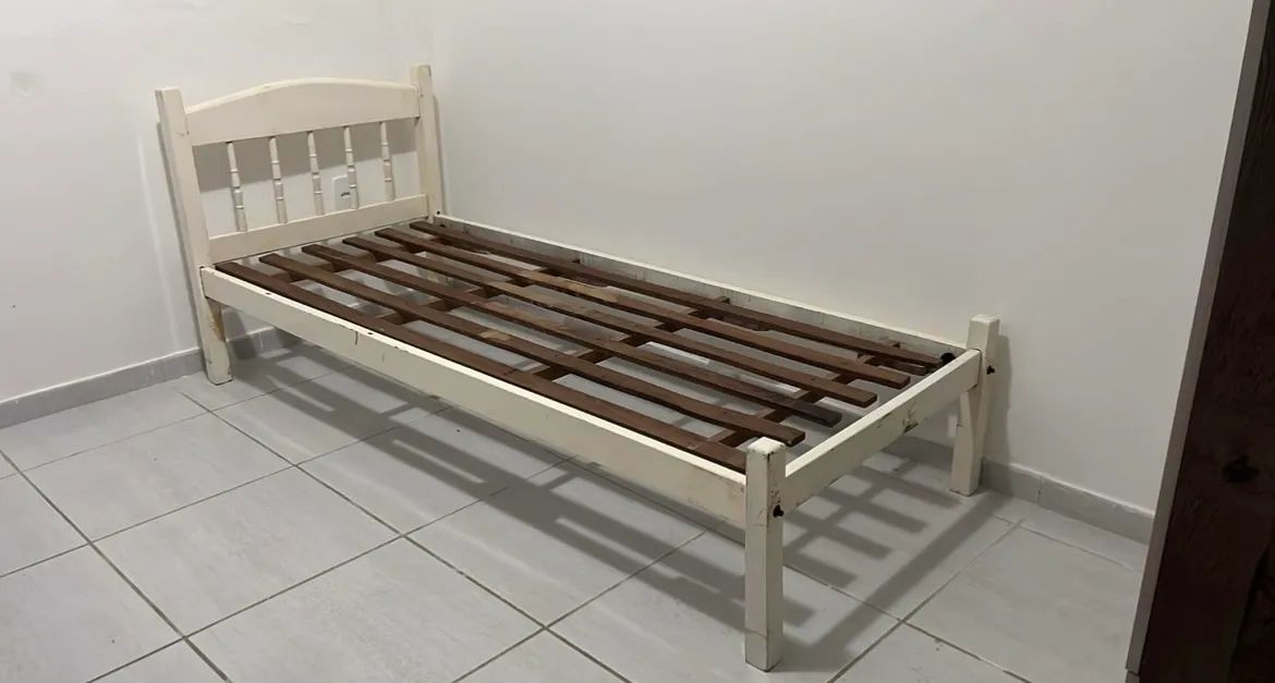 cama de solteiro de madeira (acompanha colchão 