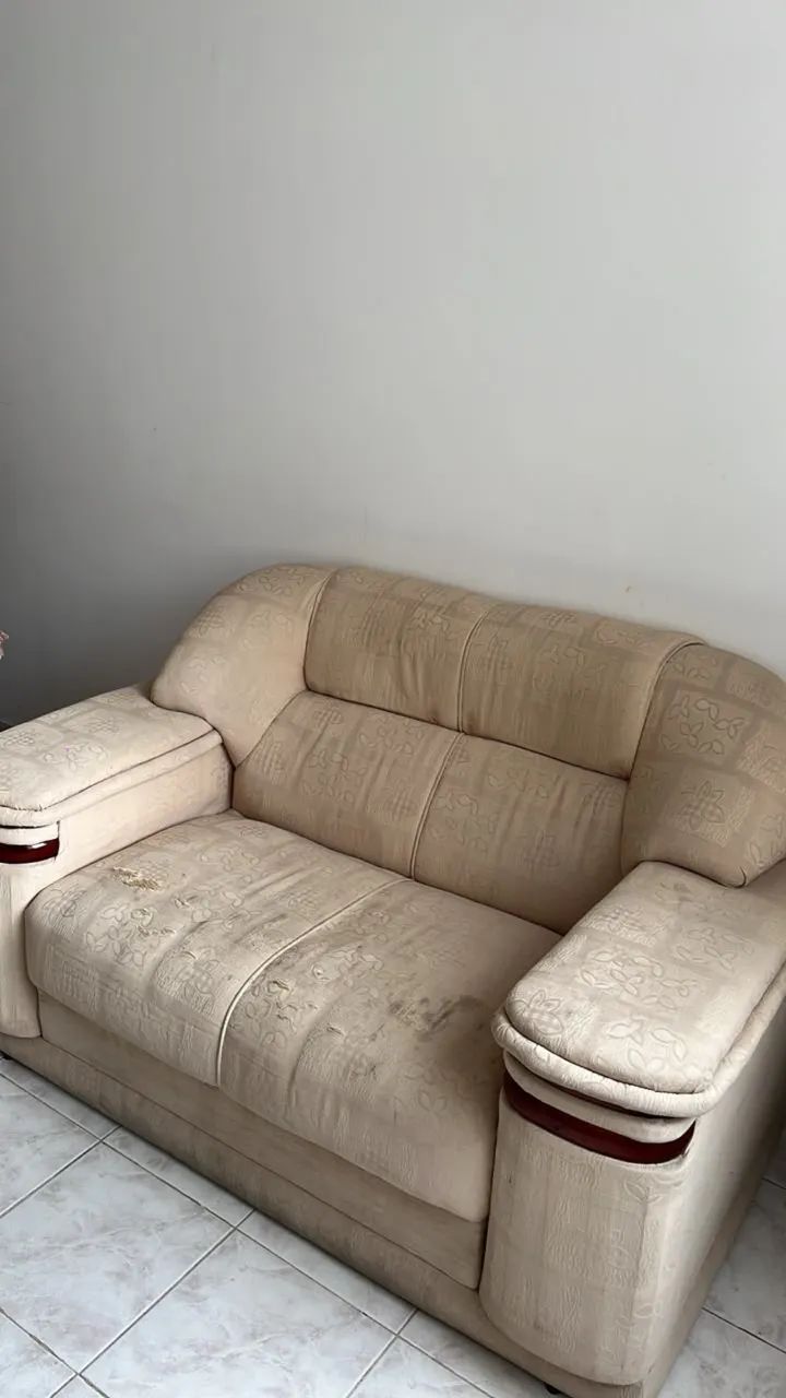 Sofá com mesa de centro 