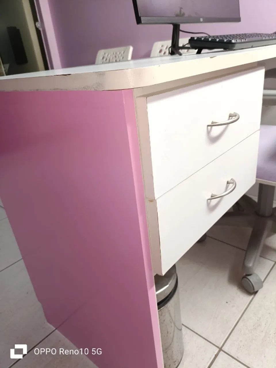 Mesa de Escritório Usada com 2 Gavetas com Plotagem - Foto 4