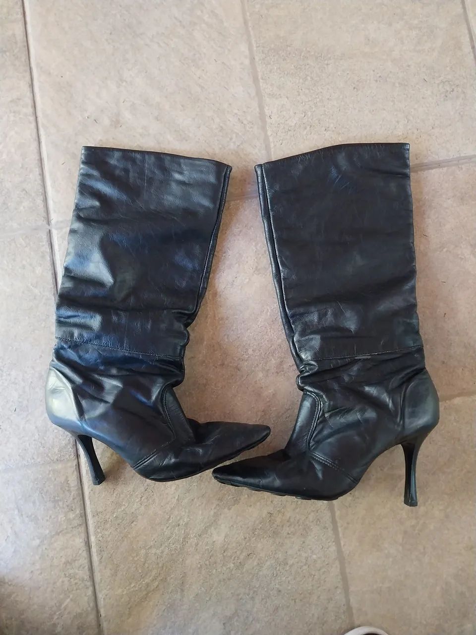 2 botas couro forradas tam 39 cores: preto e café  - Foto 2