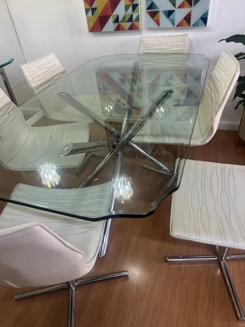 Mesa com cadeiras giratórias mais aparador - Foto 2