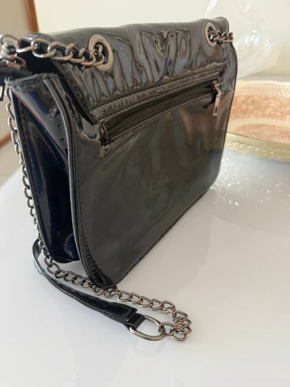 Bolsa média alça transversal preta verniz  - Foto 2