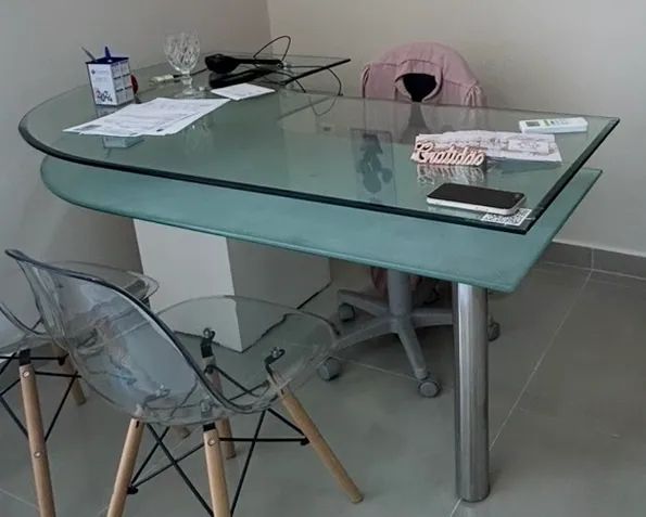 Mesa para atendimento de vidro com gaveteiro em madeira  