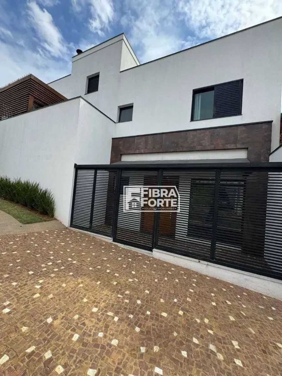 Casa nova com 3 quartos sendo 2 suites e mais 2 salas comerciais com entradas independente - Foto 2