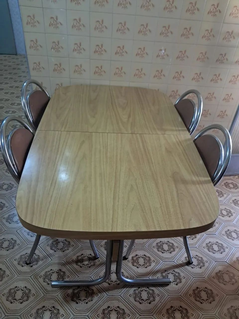 Mesa clássica  e cadeiras com  pés metálicos.  - Foto 3