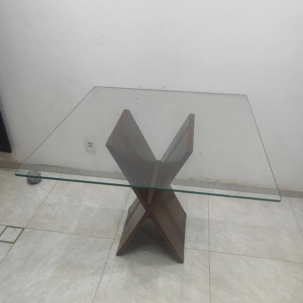 Mesa de madeira com tampo de vidro