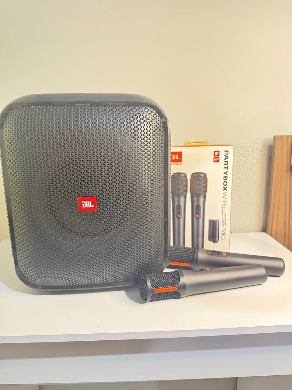 Caixa JBL com microfone 