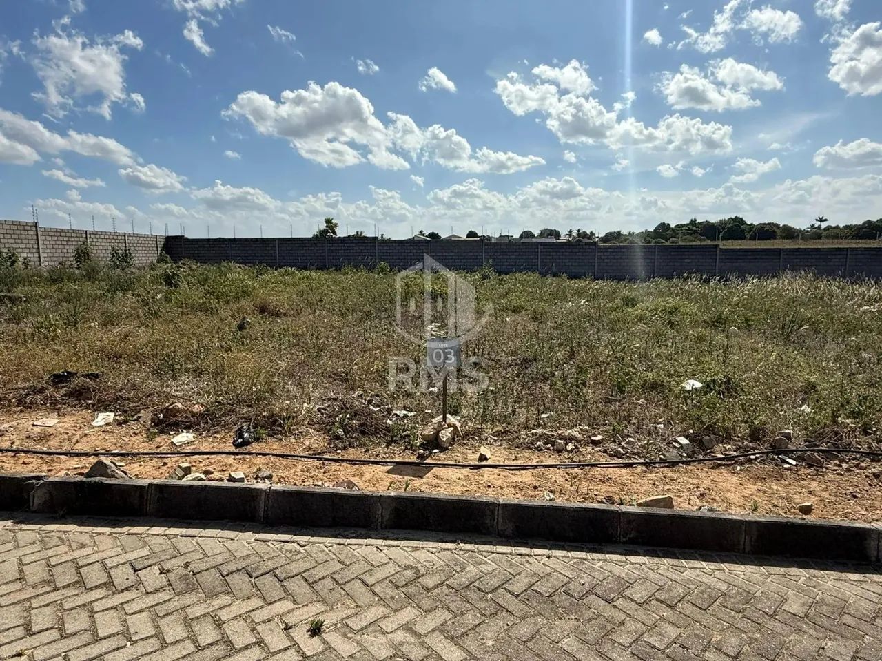 VENDE-SE LOTE NO CONDOMÍNIO FLOR DE MARIA PRÓXIMO A ÁREA DE LAZER