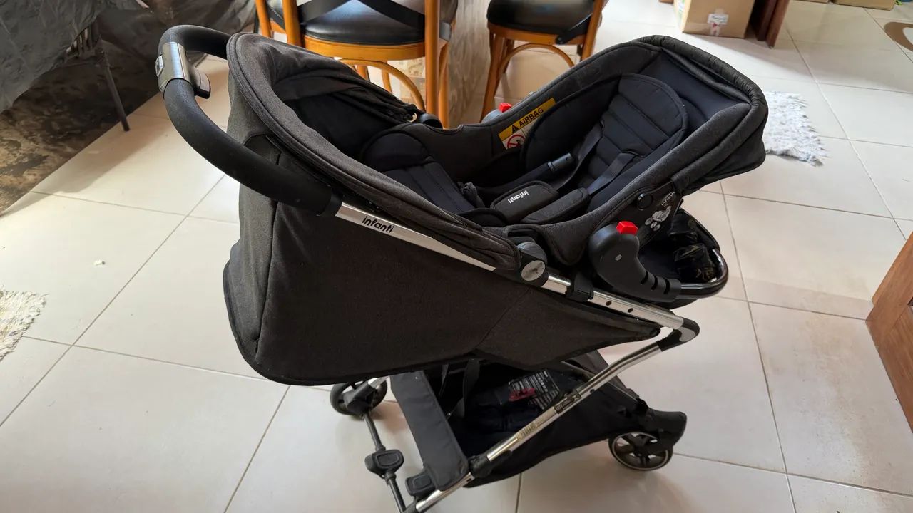 Carrinho de bebê com bebê conforto 