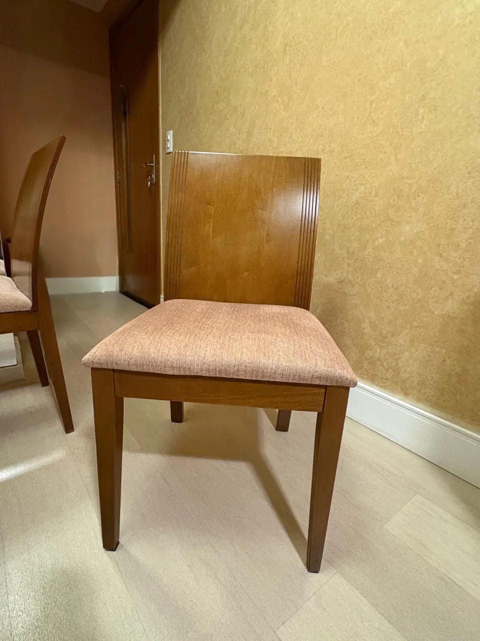 MESA RETANGULAR COM QUATRO CADEIRAS - Foto 4