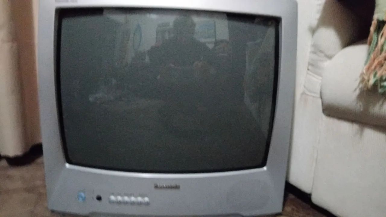 Televisão 20 Polegadas, Tem Volume Normal e a imagem as vezes aparece - Foto 2