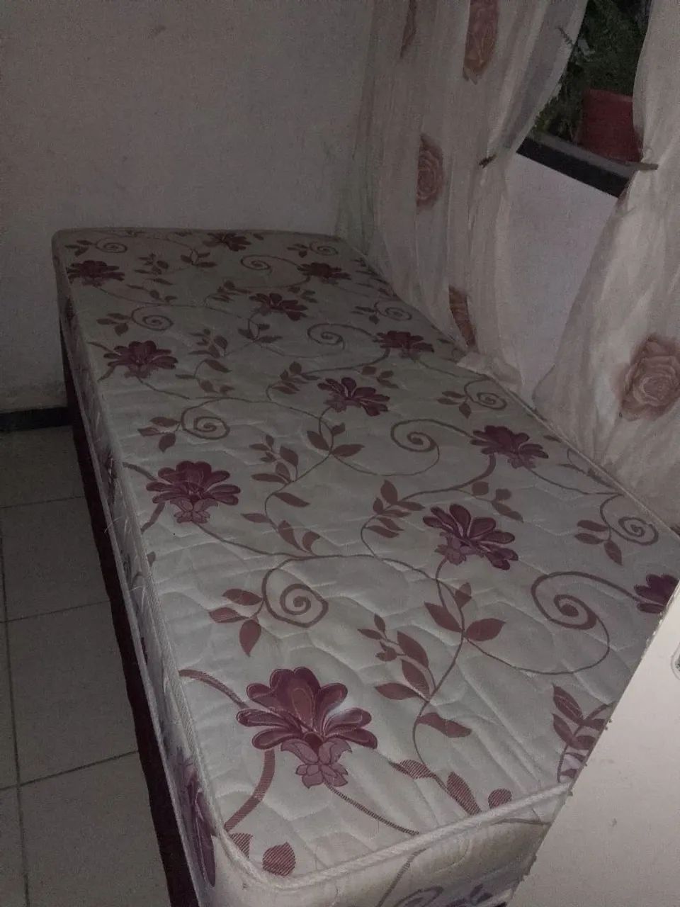 Cama de solteiro box , seminova , em bom estado de usado . - Foto 2